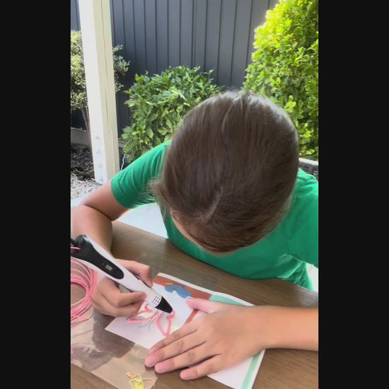 Gyermek a SkyDraw 3D tollal pillangó alakú 3D alkotást készít. 