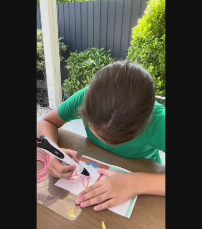 Gyermek a SkyDraw 3D tollal pillangó alakú 3D alkotást készít. 